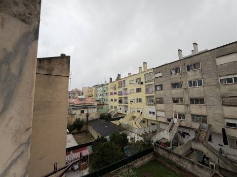 T3 Remodelado em rua calma de Belas