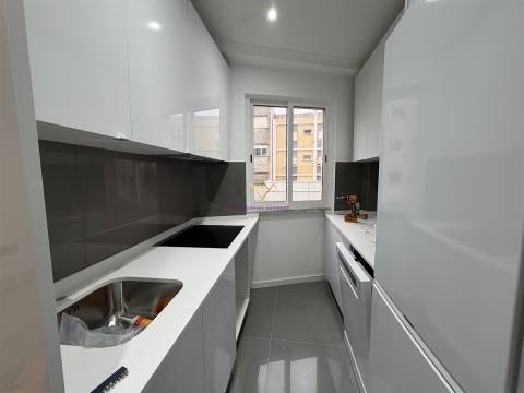 T3 Remodelado em rua calma de Belas