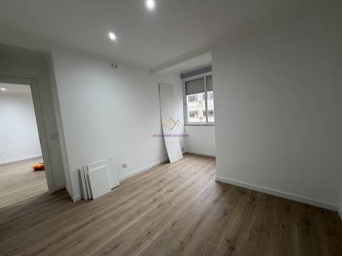 T3 Remodelado em rua calma de Belas