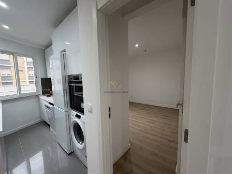 T3 Remodelado em rua calma de Belas