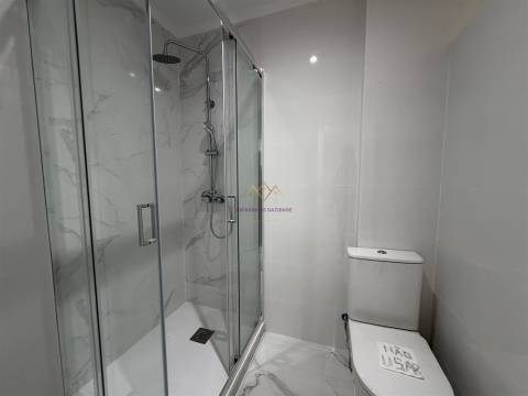 T3 Remodelado em rua calma de Belas