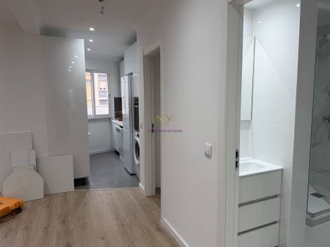 T3 Remodelado em rua calma de Belas