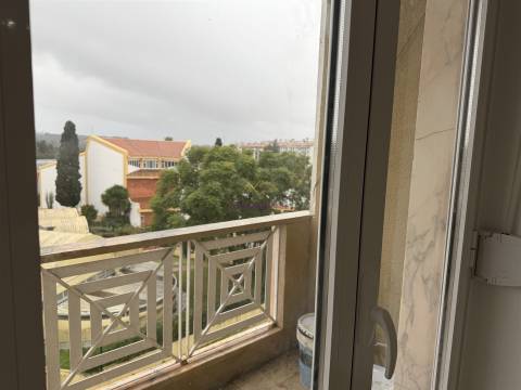 T3 Remodelado em rua calma de Belas