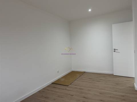 T3 Remodelado em rua calma de Belas