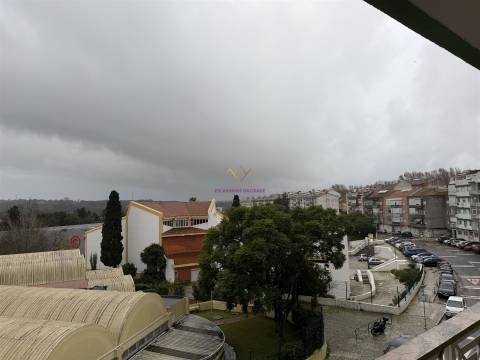 T3 Remodelado em rua calma de Belas