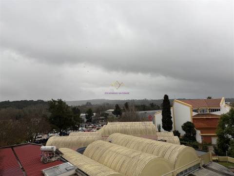 T3 Remodelado em rua calma de Belas