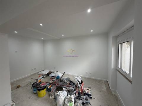 T2 com Terraço na Venteira | Remodelação Total