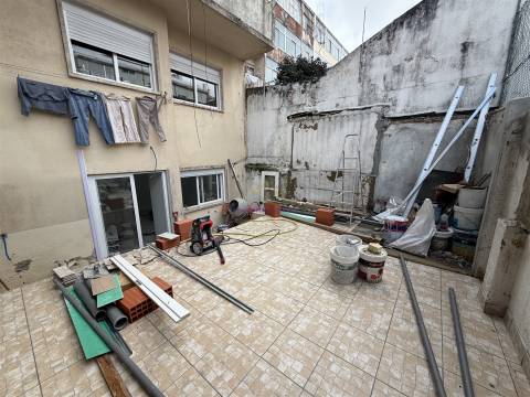 T2 com Terraço na Venteira | Remodelação Total