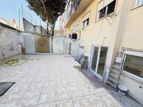 T2 com Terraço na Venteira | Remodelação Total