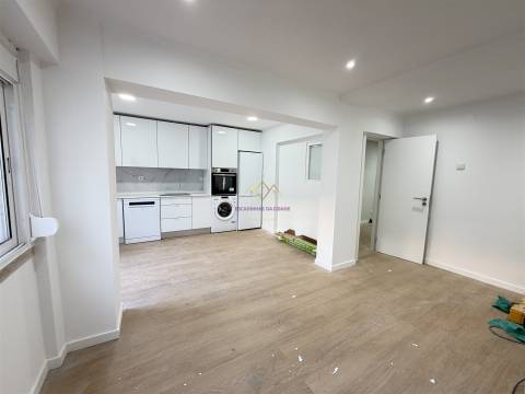 T2 com Terraço na Venteira | Remodelação Total