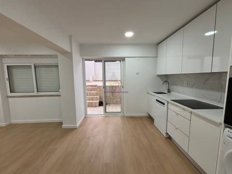 T2 com Terraço na Venteira | Remodelação Total