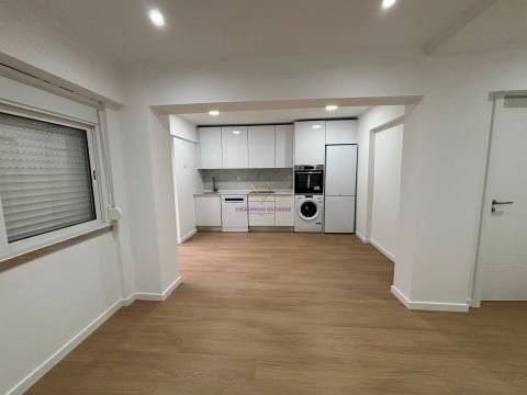 T2 com Terraço na Venteira | Remodelação Total