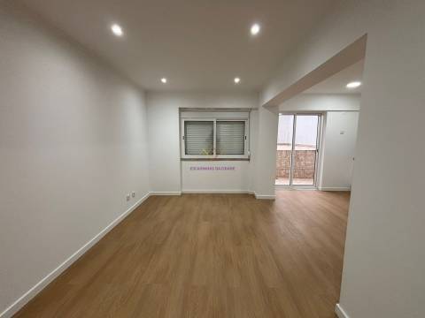 T2 com Terraço na Venteira | Remodelação Total