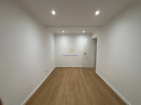 T2 com Terraço na Venteira | Remodelação Total