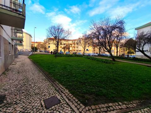 T2 para Reabilitação no Centro de Carnaxide | Elevado Potencial de Valorização