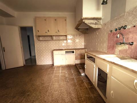 T2 para Reabilitação no Centro de Carnaxide | Elevado Potencial de Valorização