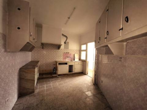 T2 para Reabilitação no Centro de Carnaxide | Elevado Potencial de Valorização