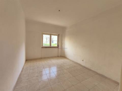 T2 para Reabilitação no Centro de Carnaxide | Elevado Potencial de Valorização