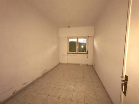 T2 para Reabilitação no Centro de Carnaxide | Elevado Potencial de Valorização