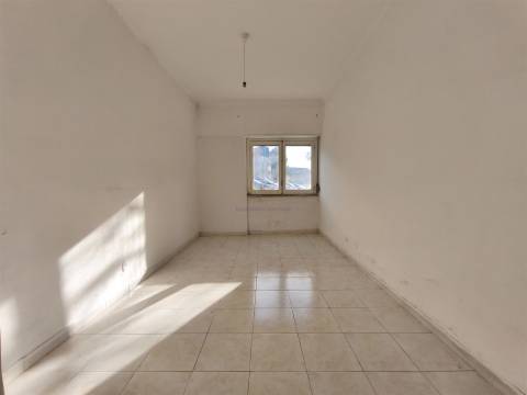 T2 para Reabilitação no Centro de Carnaxide | Elevado Potencial de Valorização