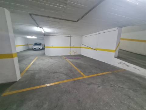 Parqueamentos para venda na Rua de São Domingos Benfica