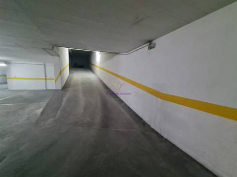 Parqueamentos para venda na Rua de São Domingos Benfica