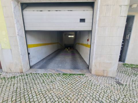 Parqueamentos para venda na Rua de São Domingos Benfica