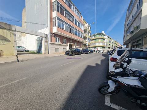 Parqueamentos para venda na Rua de São Domingos Benfica