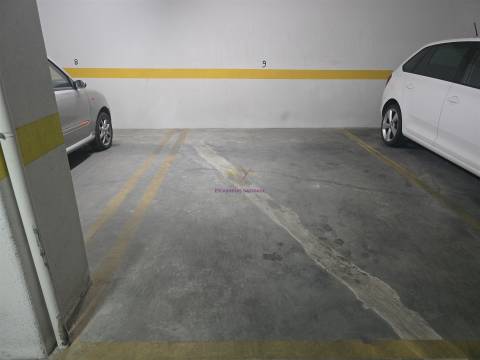 Parqueamentos para venda na Rua de São Domingos Benfica