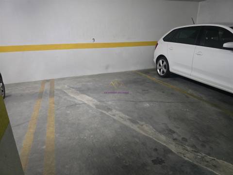 Parqueamentos para venda na Rua de São Domingos Benfica