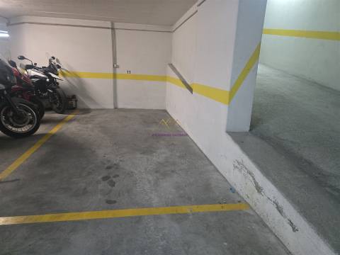 Parqueamentos para venda na Rua de São Domingos Benfica