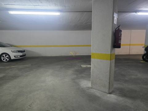 Parqueamentos para venda na Rua de São Domingos Benfica