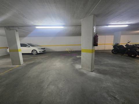 Parqueamentos para venda na Rua de São Domingos Benfica