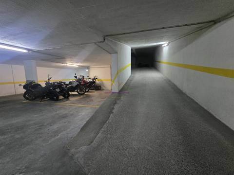 Parqueamentos para venda na Rua de São Domingos Benfica