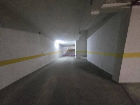 Parqueamentos para venda na Rua de São Domingos Benfica