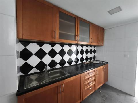 Armazém Versátil com 220 m2 em Campolide – Excelente Logística e Acessos Rápidos