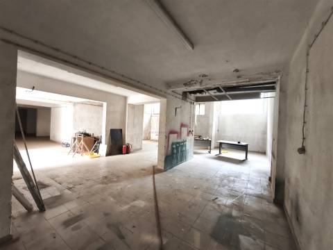 Armazém Versátil com 220 m2 em Campolide – Excelente Logística e Acessos Rápidos