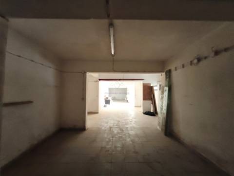 Armazém Versátil com 220 m2 em Campolide – Excelente Logística e Acessos Rápidos