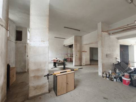 Armazém Versátil com 220 m2 em Campolide – Excelente Logística e Acessos Rápidos