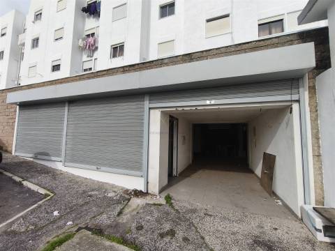 Armazém Versátil com 220 m2 em Campolide – Excelente Logística e Acessos Rápidos