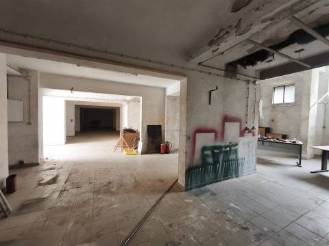 Armazém Versátil com 220 m2 em Campolide – Excelente Logística e Acessos Rápidos