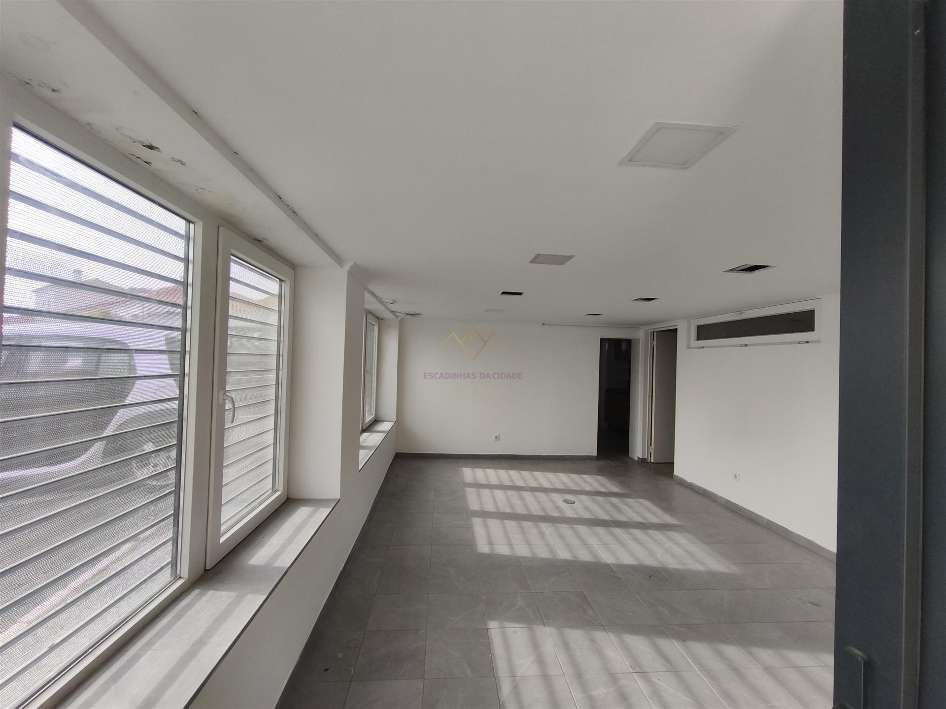 Armazém Versátil com 220 m2 em Campolide – Excelente Logística e Acessos Rápidos