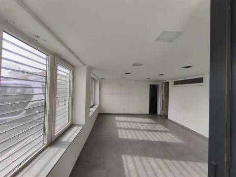 Armazém Versátil com 220 m2 em Campolide – Excelente Logística e Acessos Rápidos