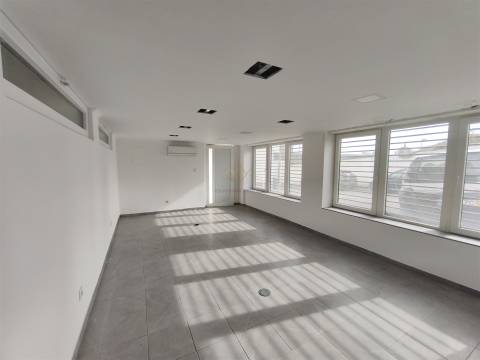 Armazém Versátil com 220 m2 em Campolide – Excelente Logística e Acessos Rápidos