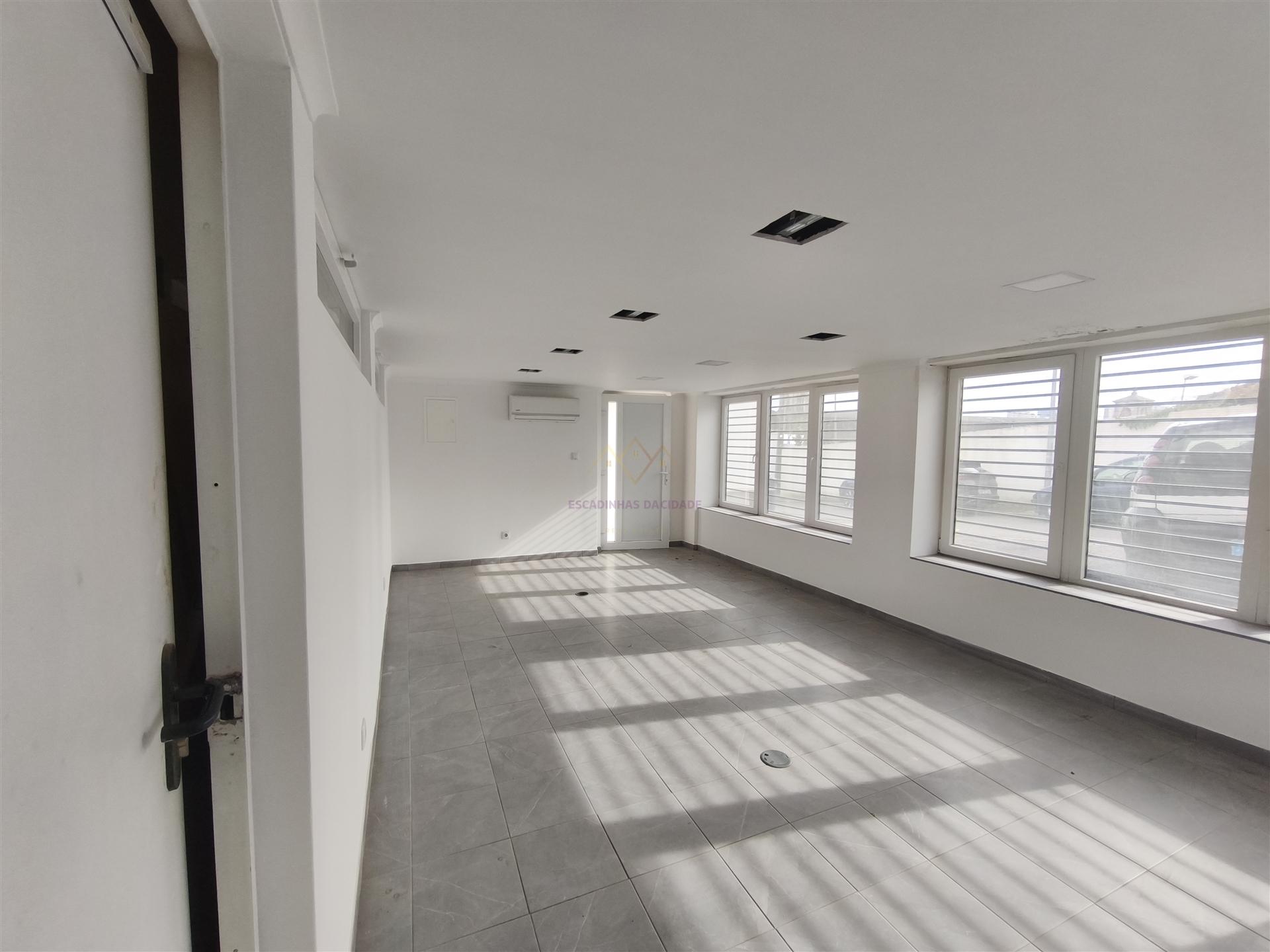 Armazém Versátil com 220 m2 em Campolide – Excelente Logística e Acessos Rápidos