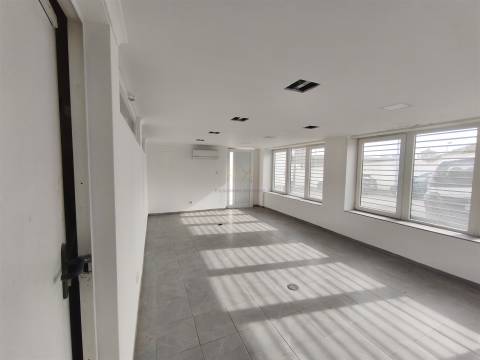 Armazém Versátil com 220 m2 em Campolide – Excelente Logística e Acessos Rápidos