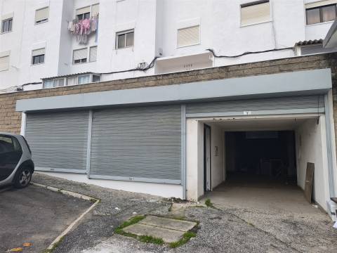 Armazém Versátil com 220 m2 em Campolide – Excelente Logística e Acessos Rápidos