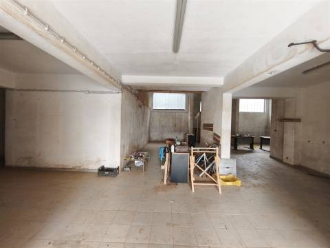 Armazém Versátil com 220 m2 em Campolide – Excelente Logística e Acessos Rápidos