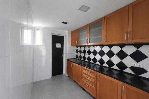 Armazém Versátil com 220 m2 em Campolide – Excelente Logística e Acessos Rápidos