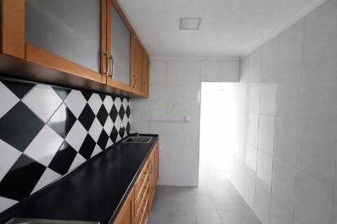 Armazém Versátil com 220 m2 em Campolide – Excelente Logística e Acessos Rápidos